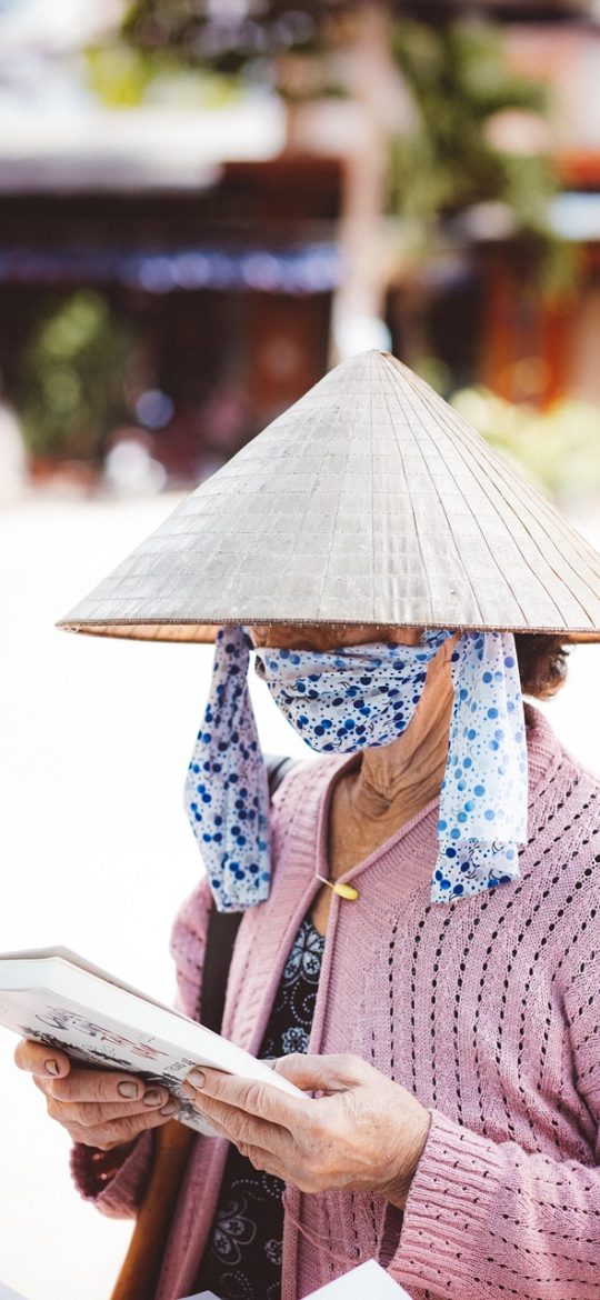 笔趣阁免费小说 阅读设置面板截图，滑动条控制字号与行距，下方是背景色圆点选择器和自动翻页开关，面板半透明浮在正文上方